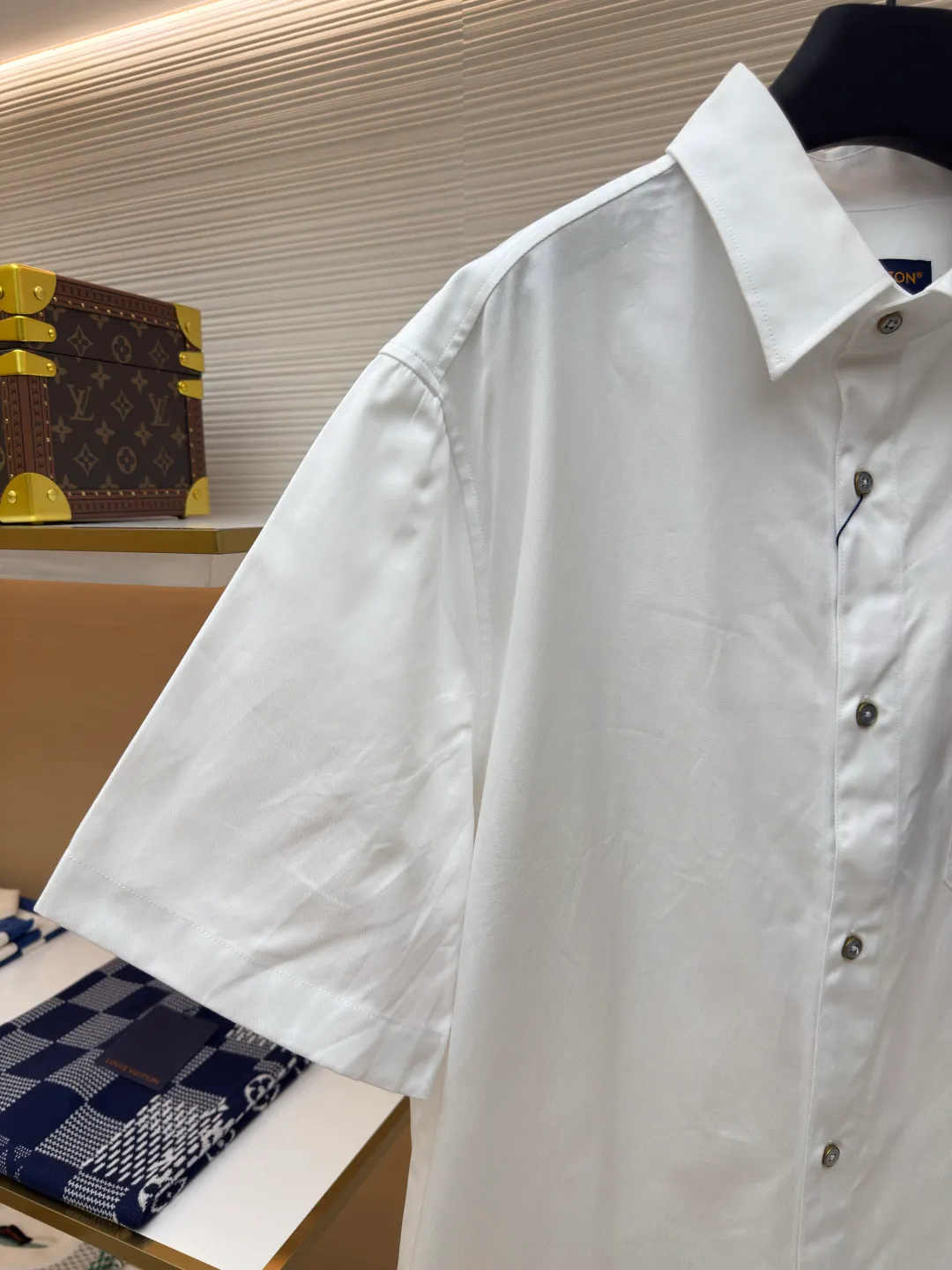LOUIS VUITTON Mount Fuji embroidered short-sleeved shirt ●Authentic product: purchased and developed by 9150 ●Item number: 1680104-A75 ●Material: cotton fabric ●Technology: embroidery production ●Version: fitted version ●Weight: about 315 grams ●Size: Creative collaborations for the 2025 autumn and winter shows. A retro handwritten logo resides on the chest pocket, while the Mount Fuji and cherry blossom patterns on the back represent the iconic elements of Nigo's hometown. The overall wiring is straight and delicate, the fabric is comfortable and soft, and the color is consistent without color difference. It can be matched with the same style to create a fashionable look and control various occasions. Customized accessories, complete with three standards, same style for men and women!